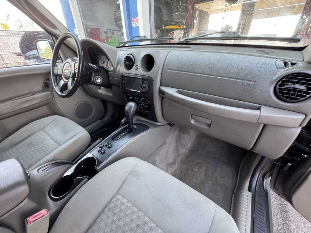 2006 Jeep Liberty Image 17