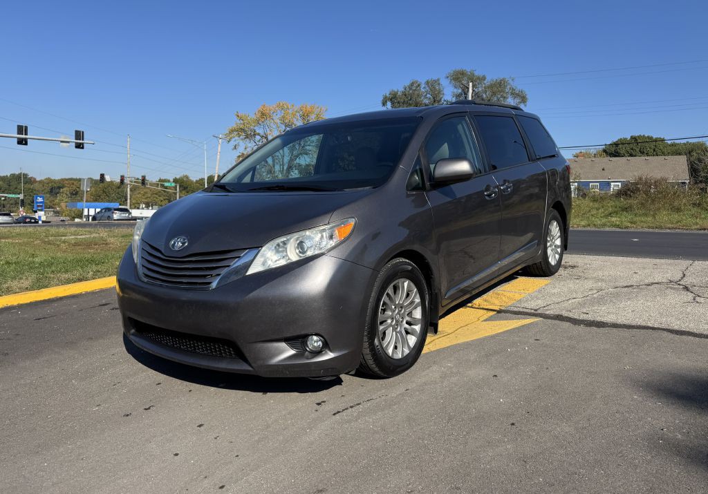2016 Toyota Sienna Image 1