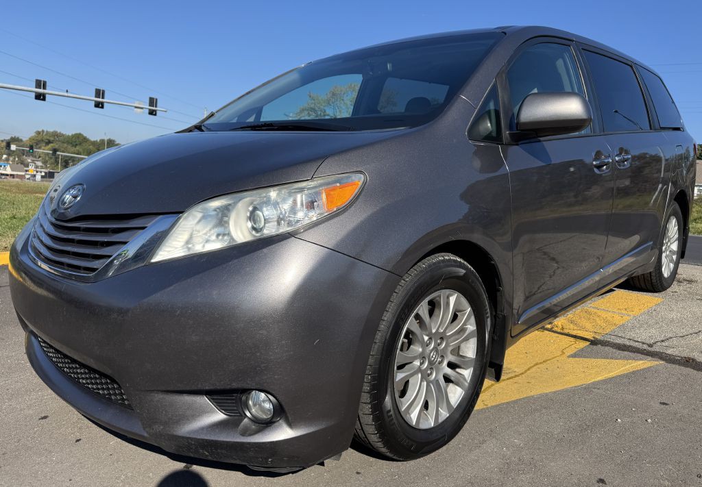 2016 Toyota Sienna Image 2