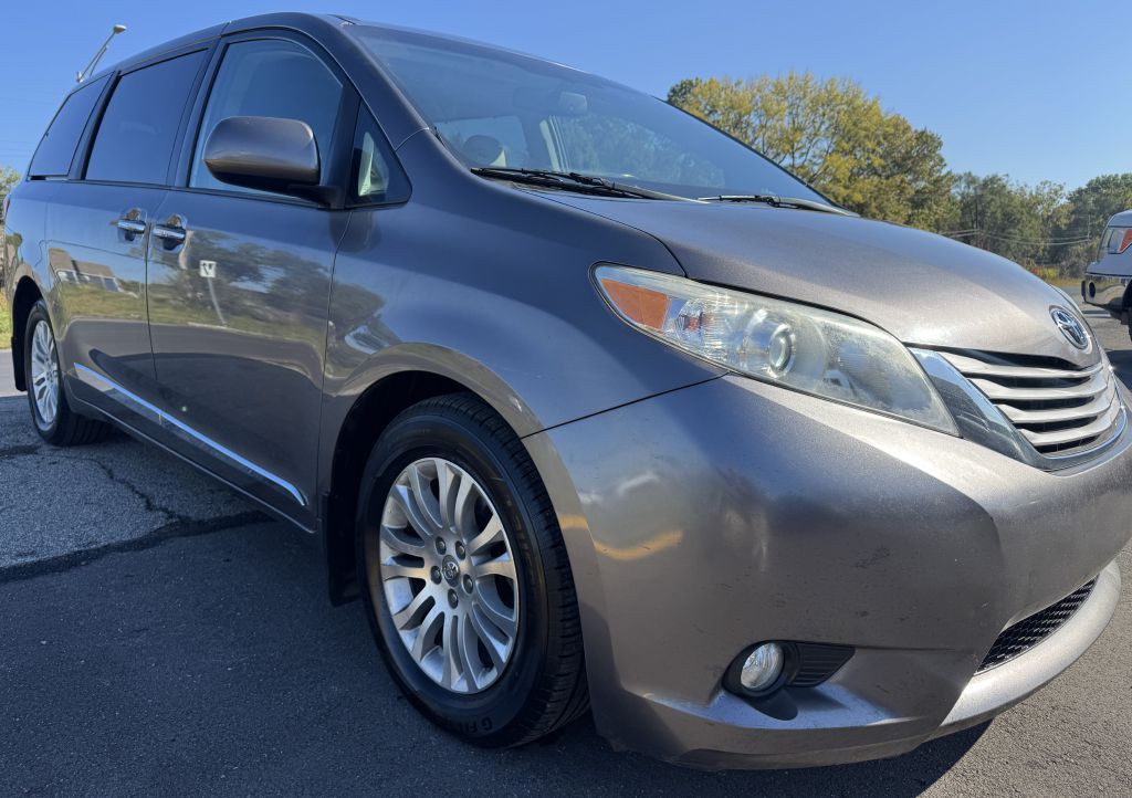 2016 Toyota Sienna Image 7