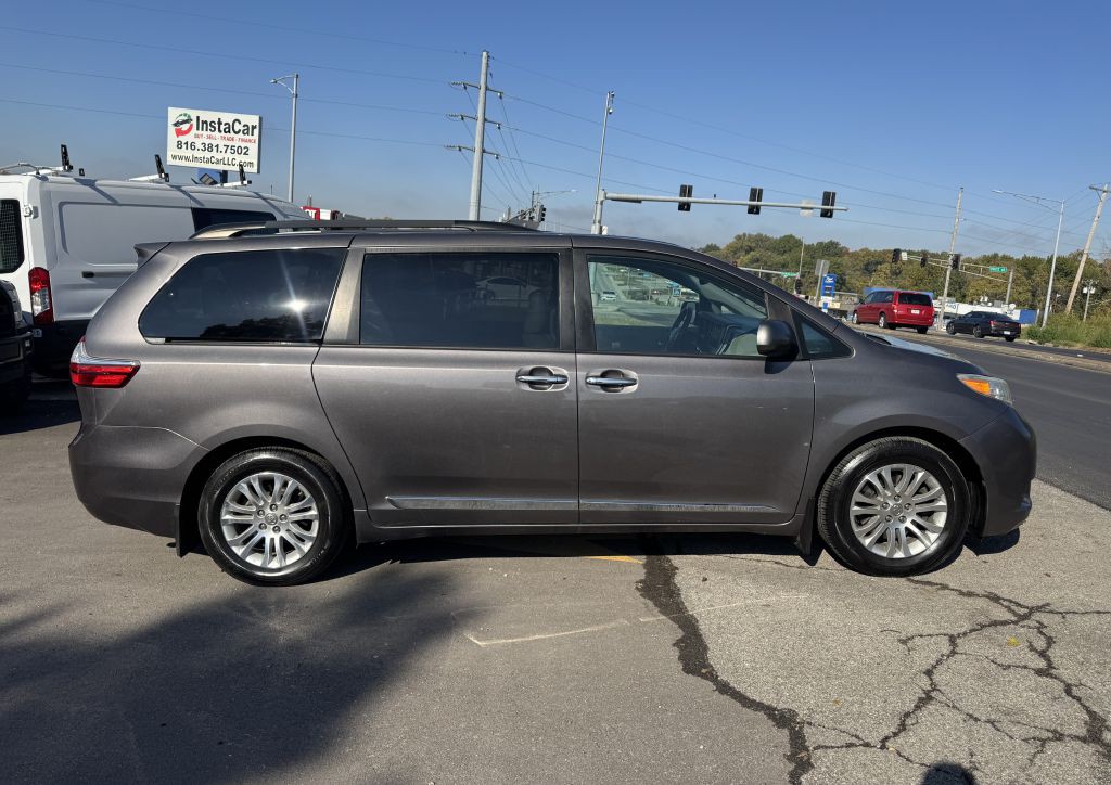 2016 Toyota Sienna Image 9