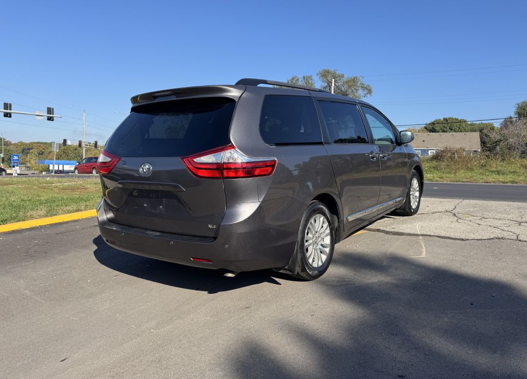 2016 Toyota Sienna Image 10