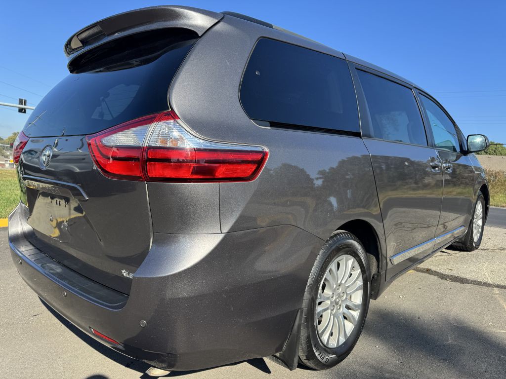 2016 Toyota Sienna Image 11