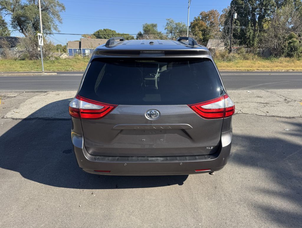2016 Toyota Sienna Image 12