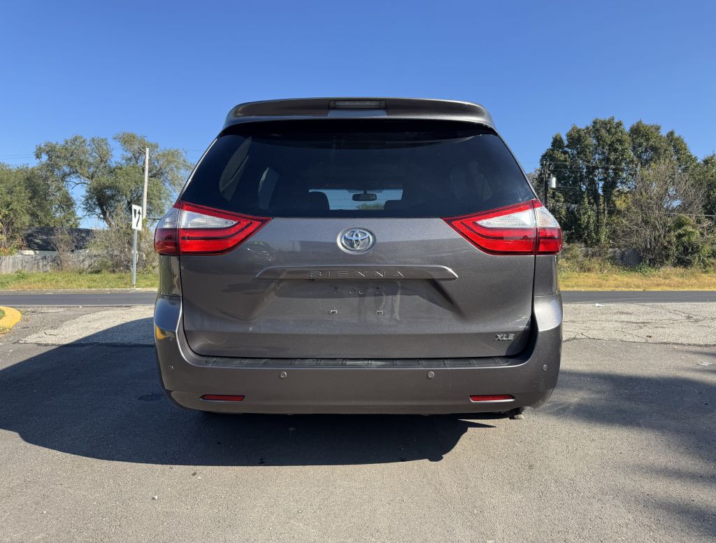 2016 Toyota Sienna Image 13