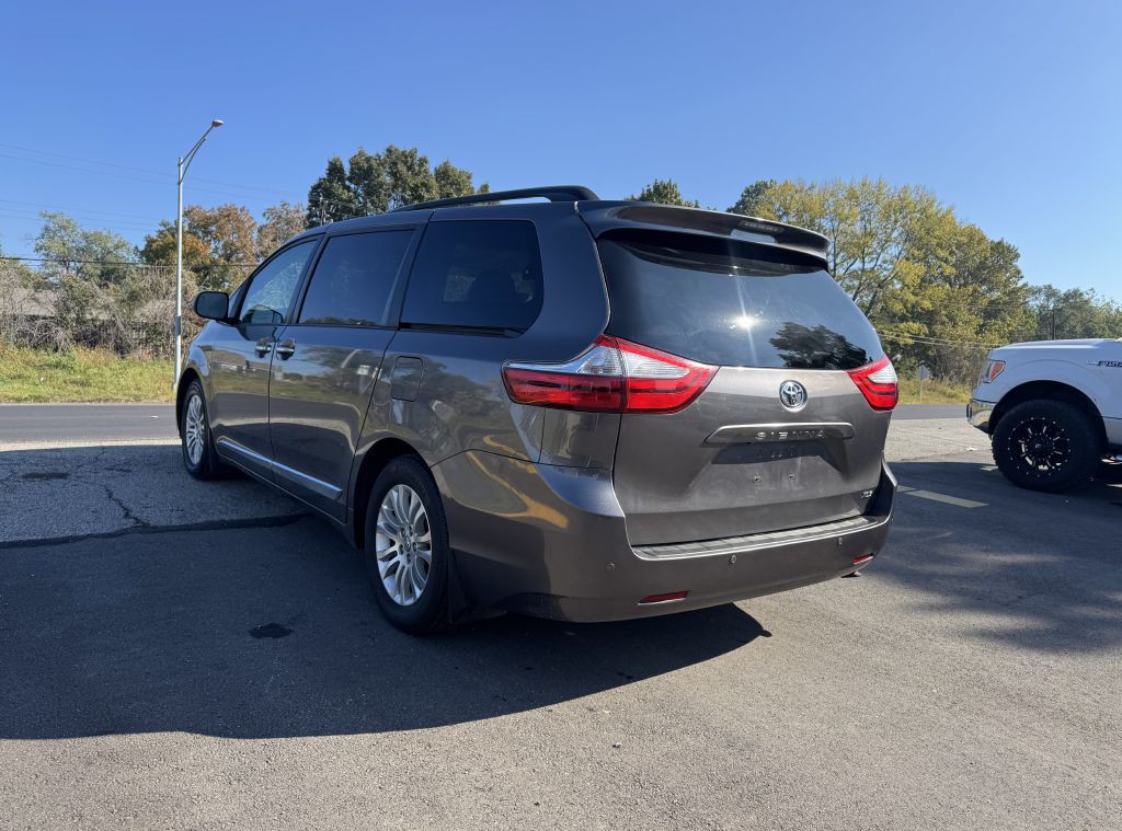 2016 Toyota Sienna Image 14