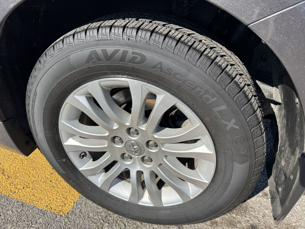 2016 Toyota Sienna Image 17