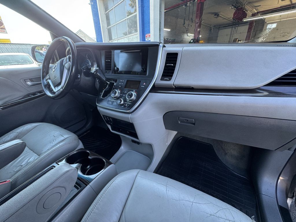 2016 Toyota Sienna Image 19