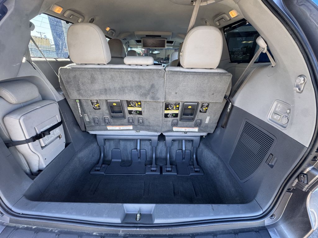 2016 Toyota Sienna Image 22
