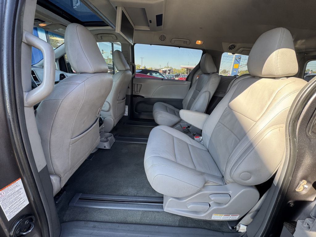 2016 Toyota Sienna Image 25