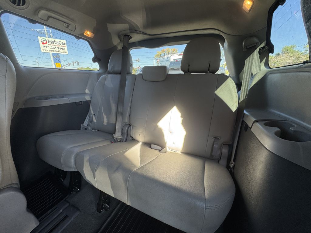 2016 Toyota Sienna Image 28