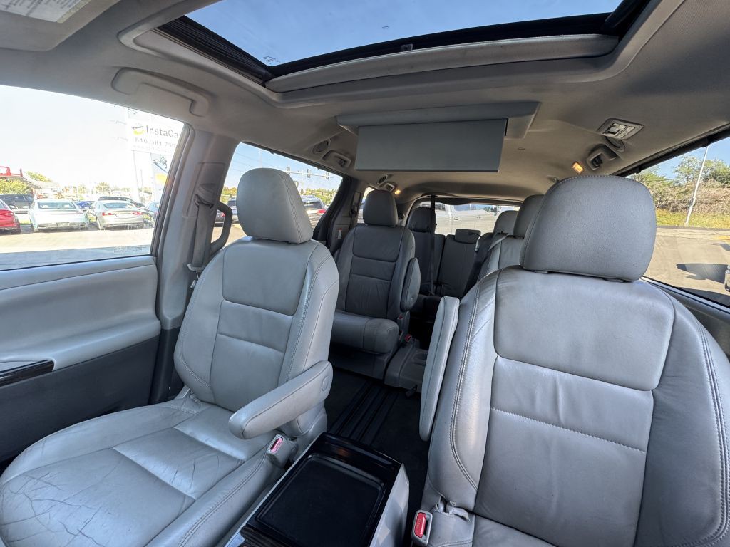 2016 Toyota Sienna Image 30
