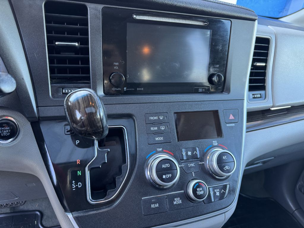 2016 Toyota Sienna Image 31