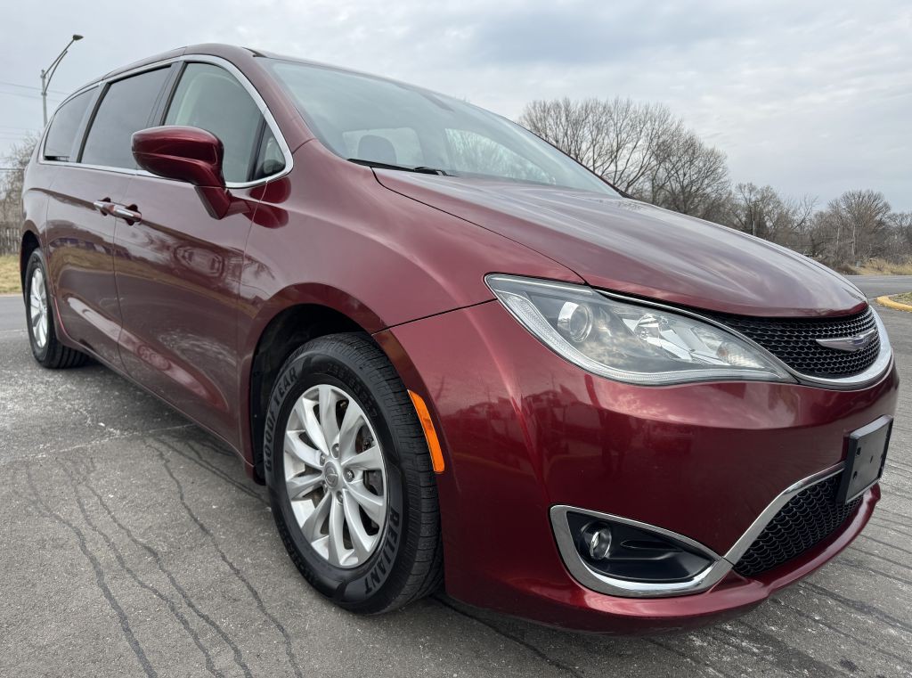 2018 Chrysler Pacifica Image 2