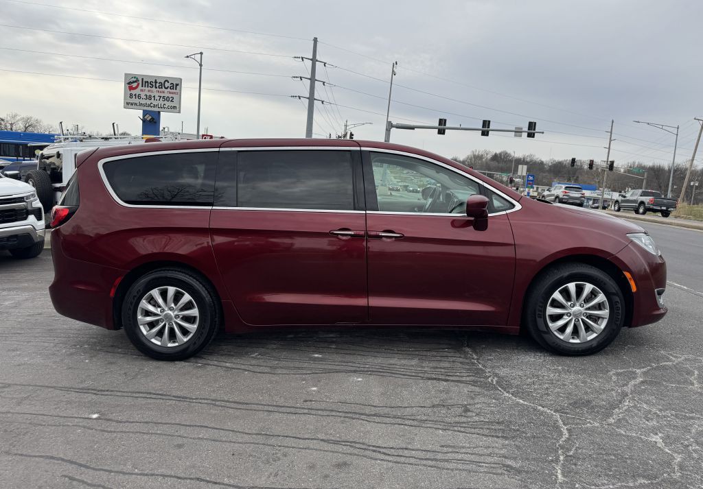 2018 Chrysler Pacifica Image 8