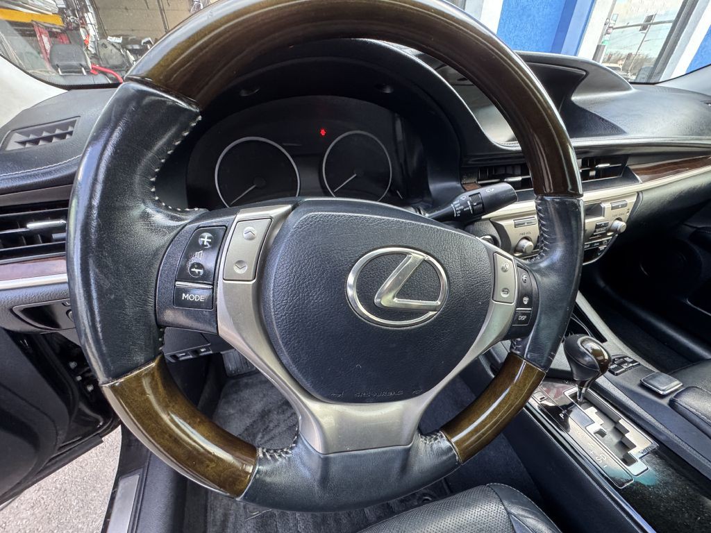2014 Lexus ES Image 19