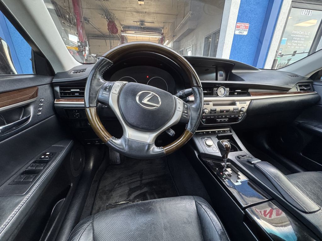 2014 Lexus ES Image 23