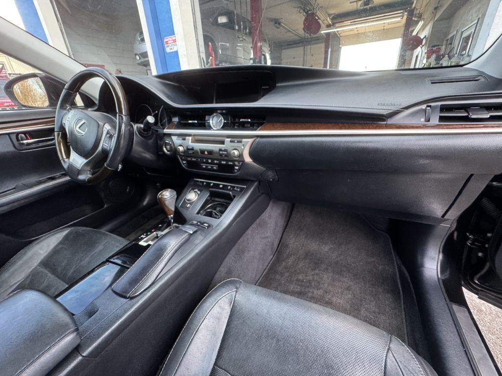 2014 Lexus ES Image 26