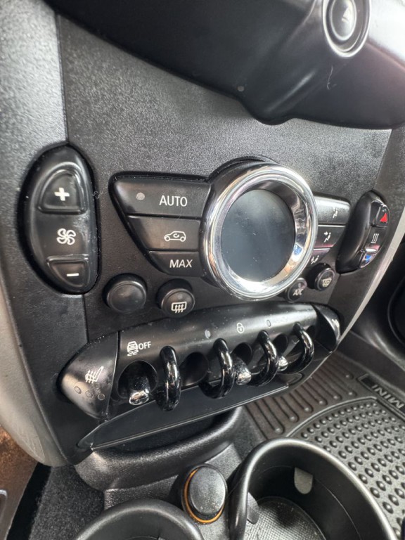 2015 MINI Cooper Image 30