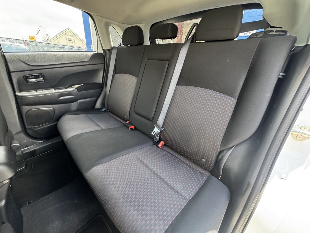 2017 Mitsubishi Outlander Image 23