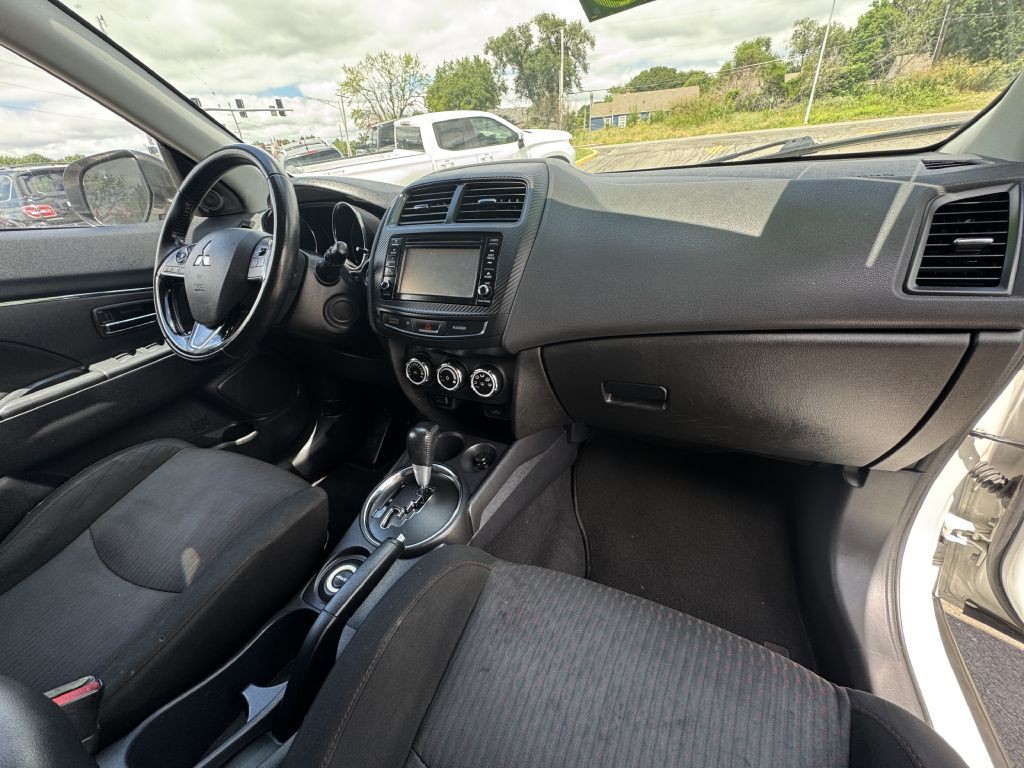 2017 Mitsubishi Outlander Image 28