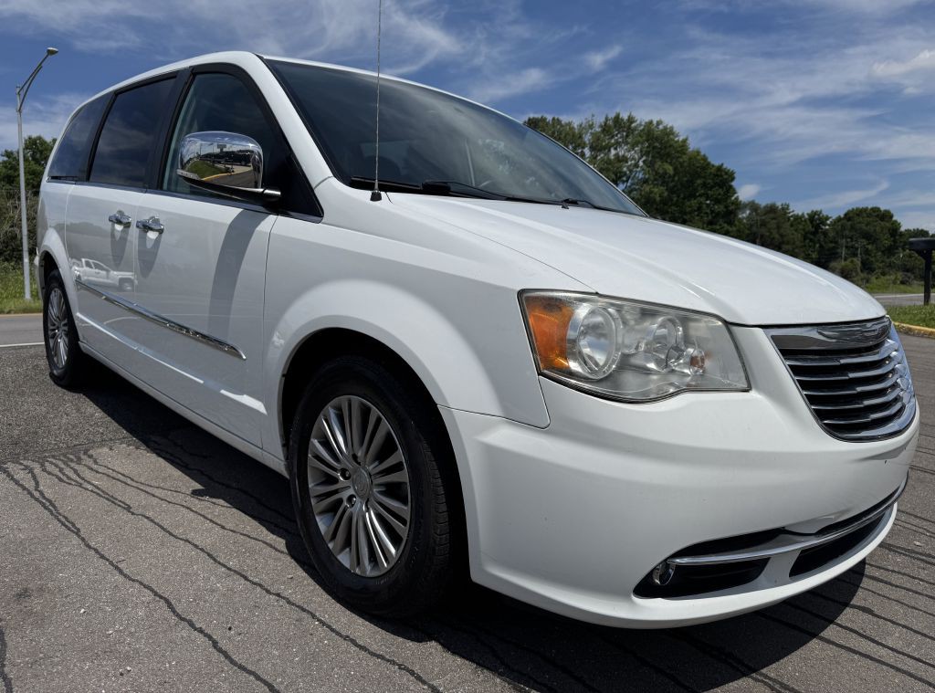 2014 Chrysler Town & Country Image 2
