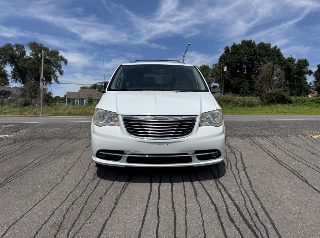 2014 Chrysler Town & Country Image 3