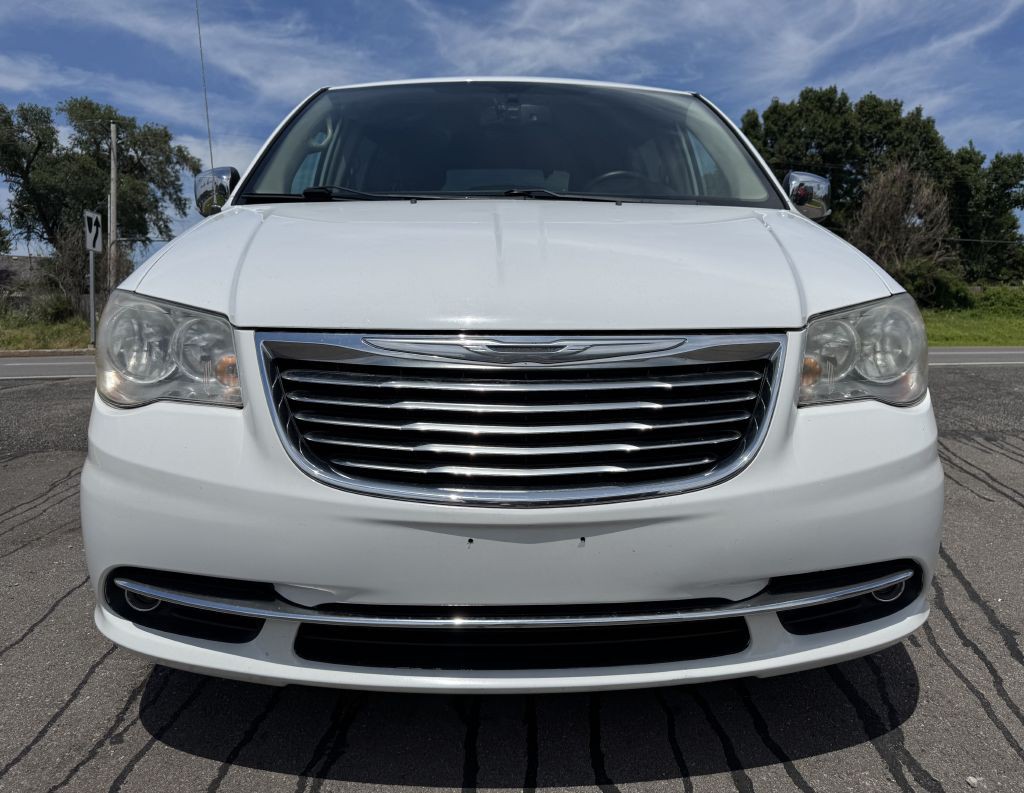 2014 Chrysler Town & Country Image 4