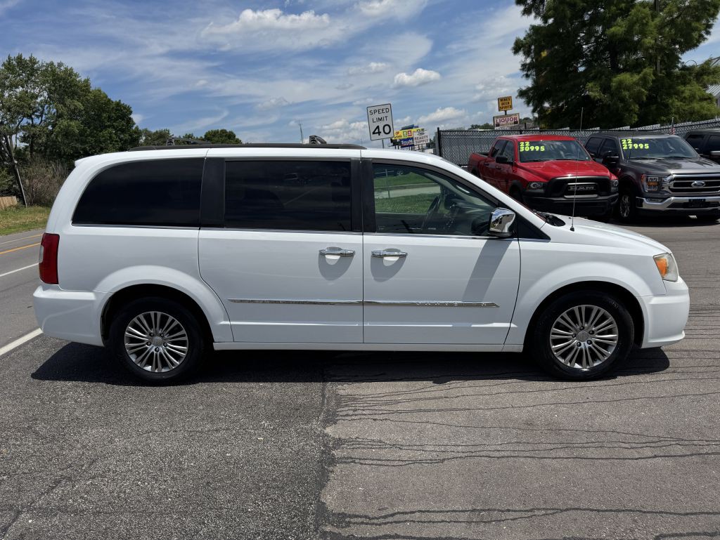 2014 Chrysler Town & Country Image 7