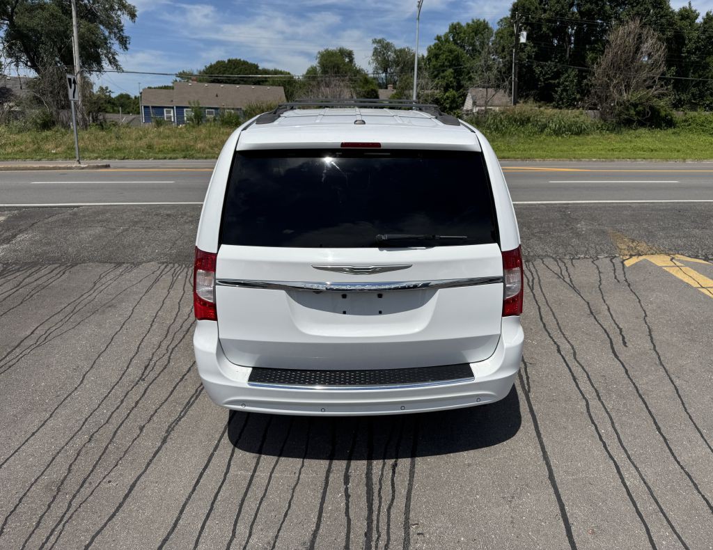 2014 Chrysler Town & Country Image 8