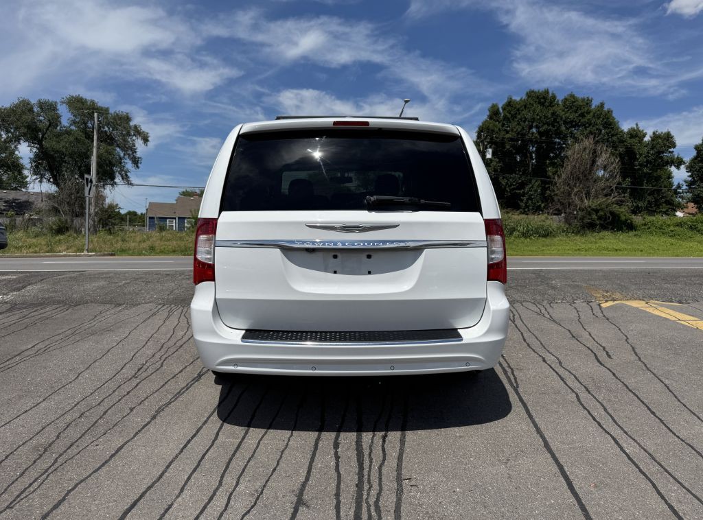 2014 Chrysler Town & Country Image 9
