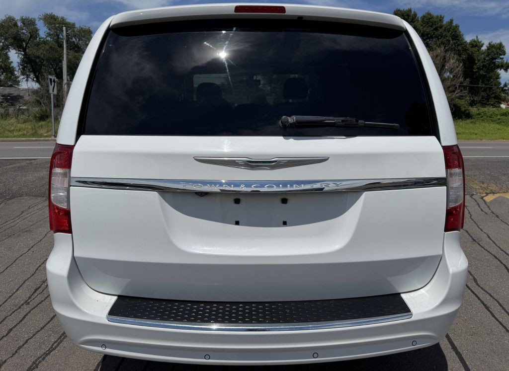 2014 Chrysler Town & Country Image 10