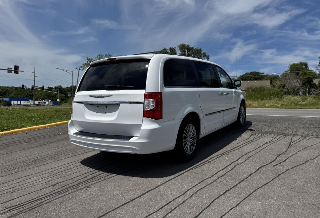 2014 Chrysler Town & Country Image 11