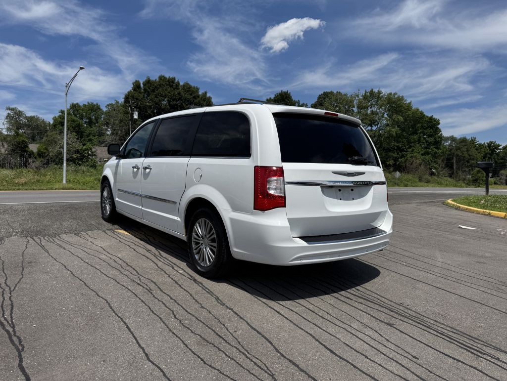 2014 Chrysler Town & Country Image 12