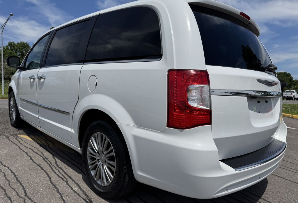2014 Chrysler Town & Country Image 13
