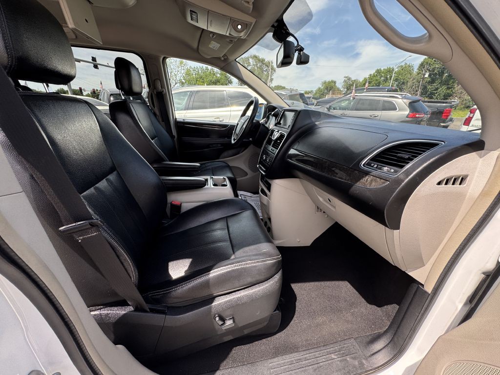 2014 Chrysler Town & Country Image 18