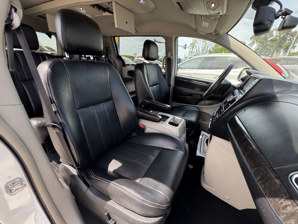 2014 Chrysler Town & Country Image 19
