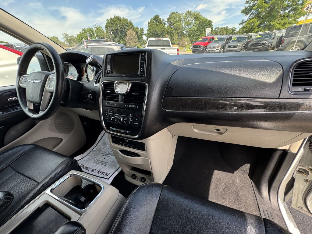 2014 Chrysler Town & Country Image 20