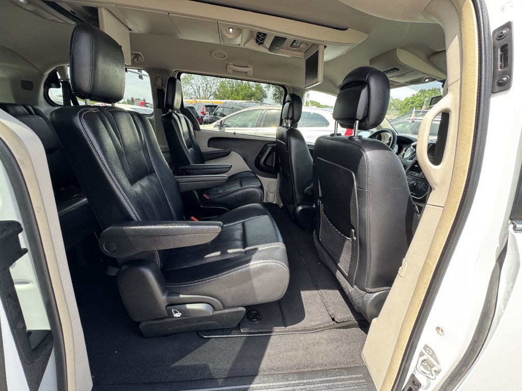 2014 Chrysler Town & Country Image 21