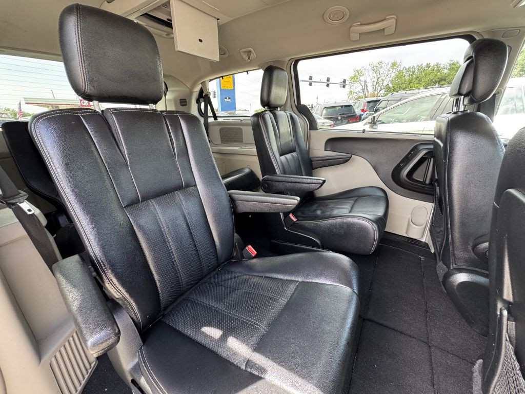 2014 Chrysler Town & Country Image 22