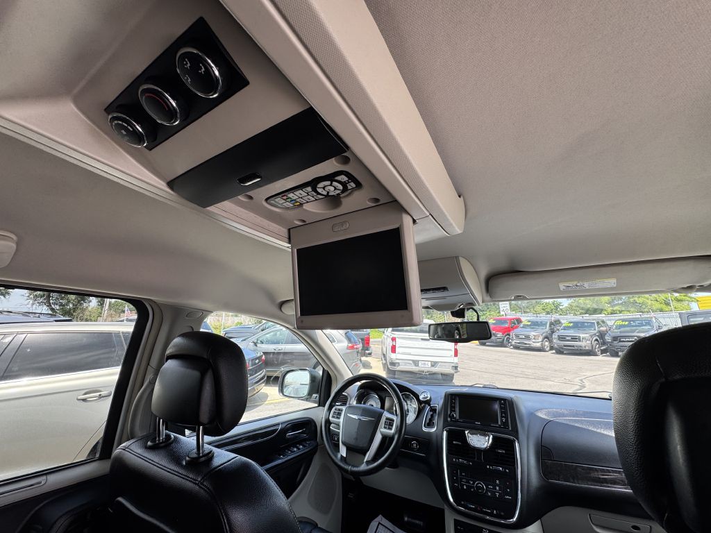 2014 Chrysler Town & Country Image 23