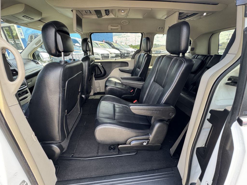 2014 Chrysler Town & Country Image 24