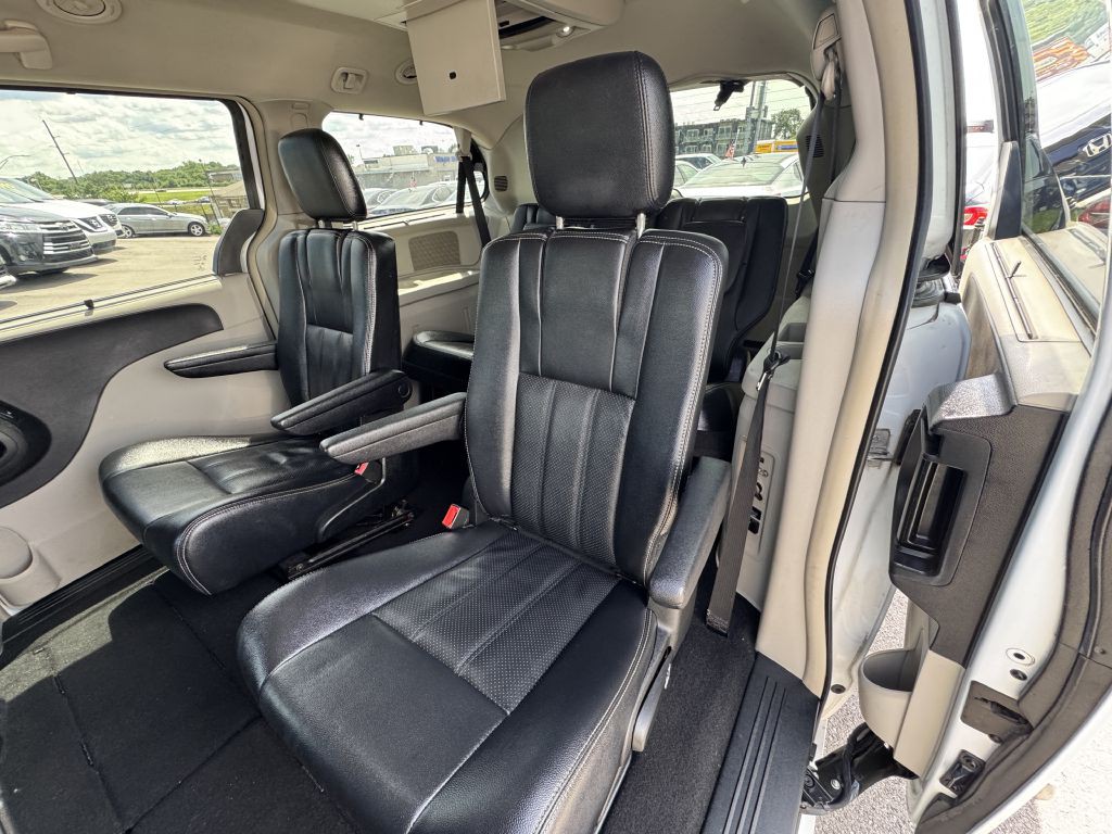 2014 Chrysler Town & Country Image 25