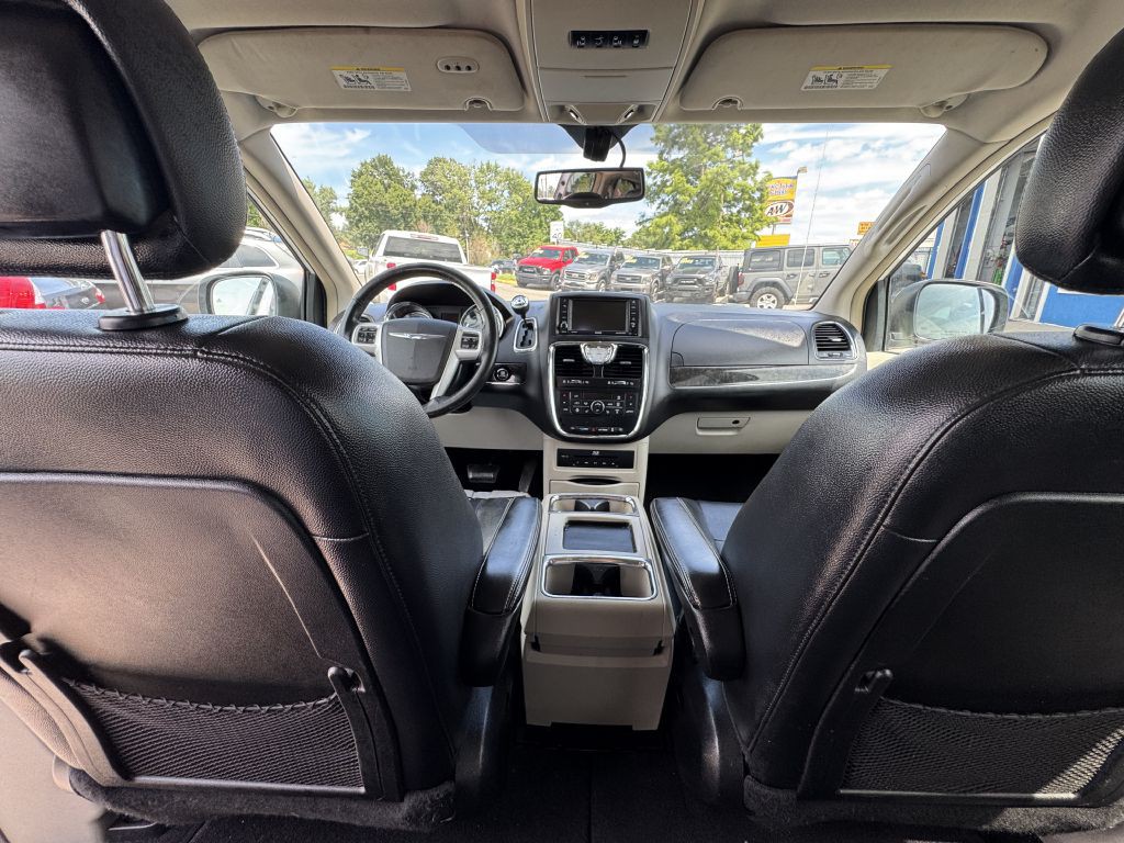 2014 Chrysler Town & Country Image 26