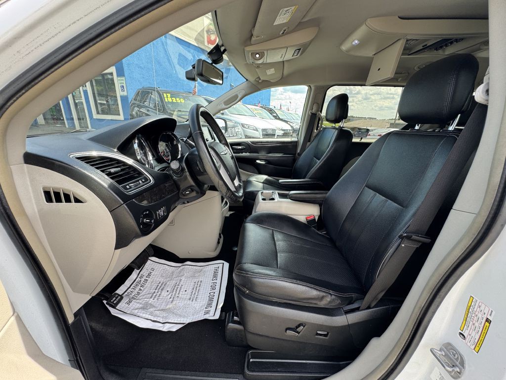 2014 Chrysler Town & Country Image 29