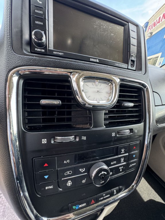 2014 Chrysler Town & Country Image 31