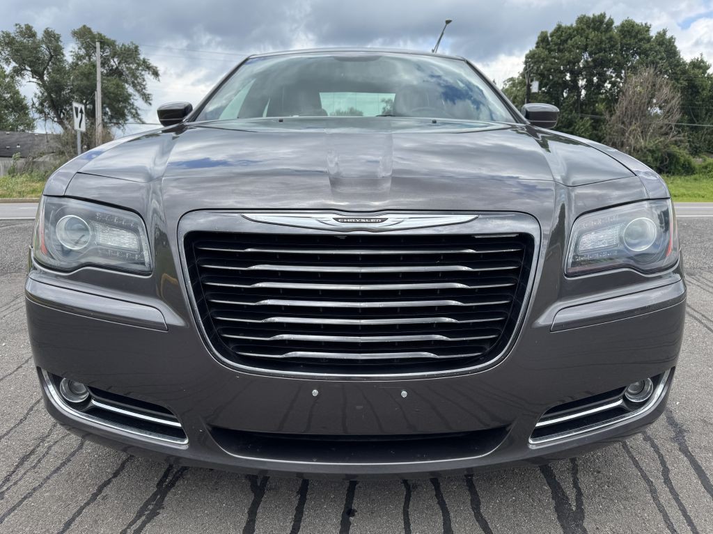 2014 Chrysler 300 Image 2