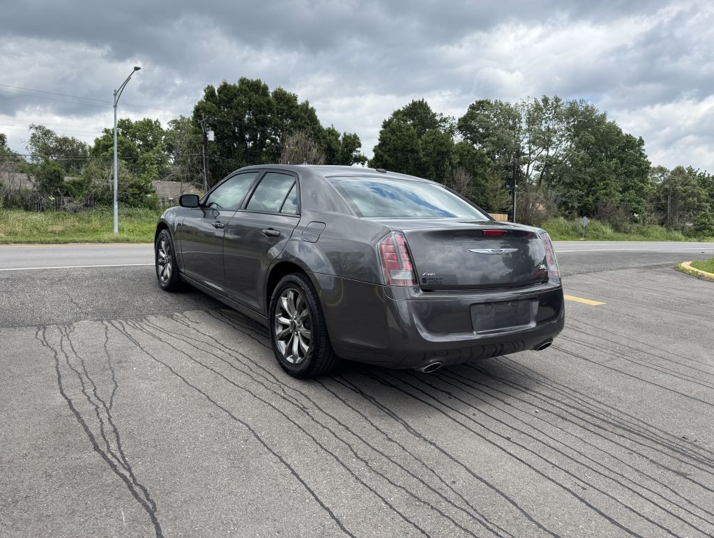 2014 Chrysler 300 Image 9