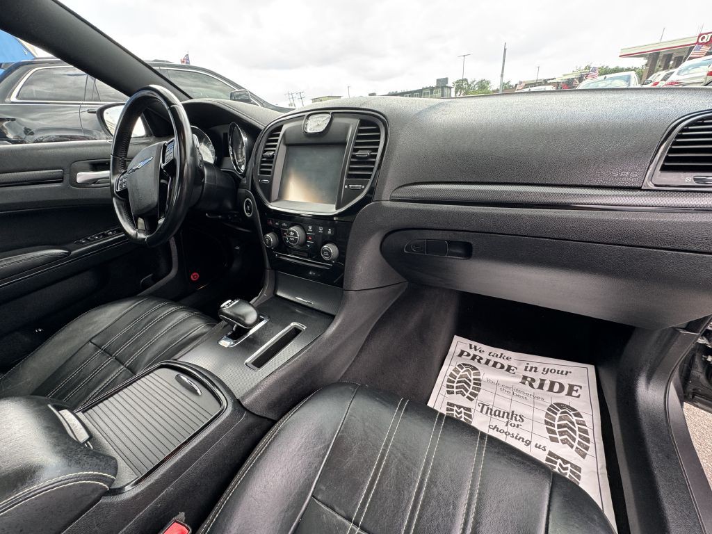 2014 Chrysler 300 Image 16