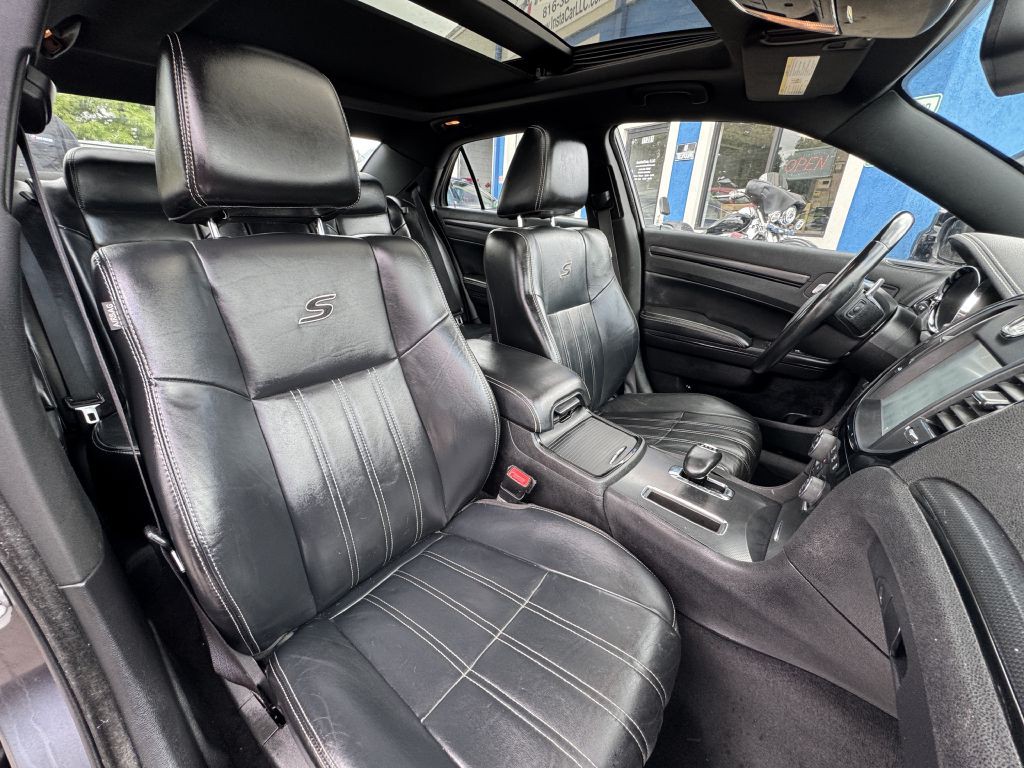 2014 Chrysler 300 Image 17